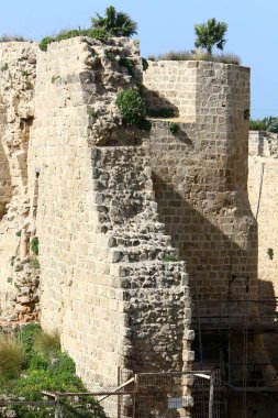 Eski bir kale kale duvarı yapılmış taş ve beton  