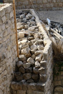 Eski bir kale kale duvarı yapılmış taş ve beton  