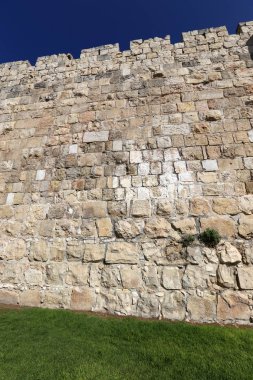 Eski bir kale kale duvarı yapılmış taş ve beton  