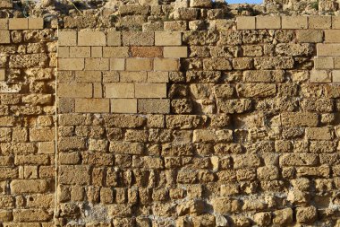 Eski bir kale kale duvarı yapılmış taş ve beton  