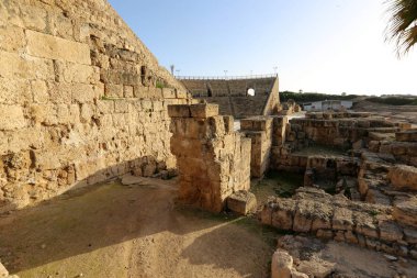 Eski bir kale kale duvarı yapılmış taş ve beton  