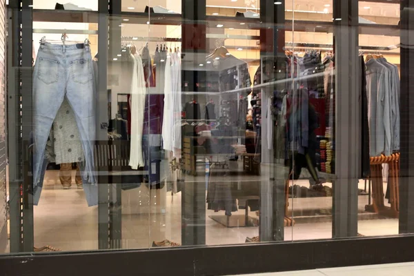 人体模型站在以色列一家商店橱窗里的一家大商店里 — 图库照片
