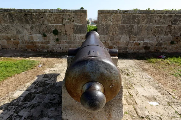 Eski Kalenin Napolyon Şehir Koruma Acre Içinde Nükleer Savaş Topu — Stok fotoğraf