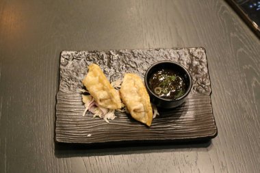 sıcak öğle yemeği ve snack restoran masada 