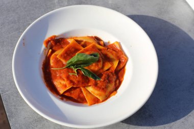 sıcak öğle yemeği ve snack restoran masada 