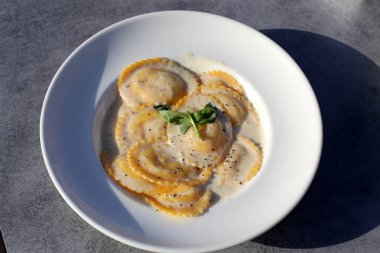 sıcak öğle yemeği ve snack restoran masada 