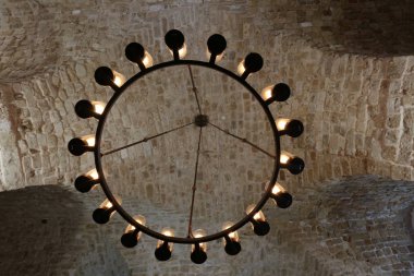 tavanda asılı oda aydınlatmak için bir lamba 