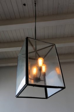 tavanda asılı oda aydınlatmak için bir lamba 