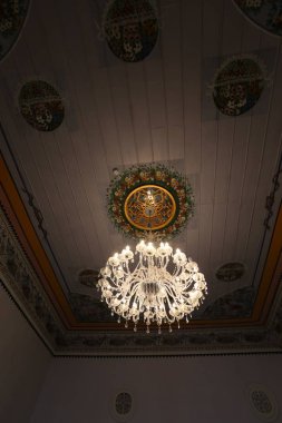 tavanda asılı oda aydınlatmak için bir lamba 