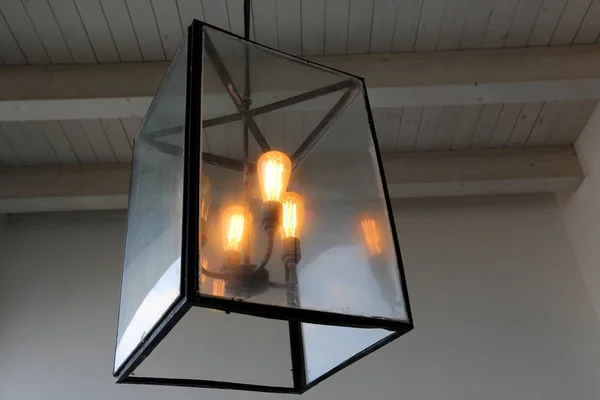 Una Lámpara Para Iluminar Habitación Que Cuelga Del Techo —  Fotos de Stock