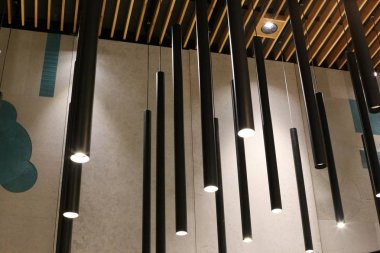 tavanda asılı oda aydınlatmak için bir lamba 