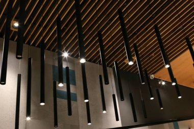 tavanda asılı oda aydınlatmak için bir lamba 