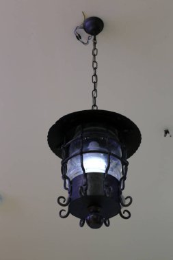 tavanda asılı oda aydınlatmak için bir lamba 