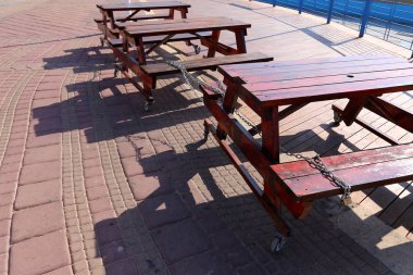 İsrail bir açık şehir parkında bir Bank standları 