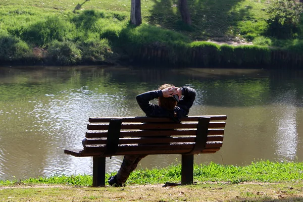 Srail Bir Açık Şehir Parkında Bir Bank Standları — Stok fotoğraf