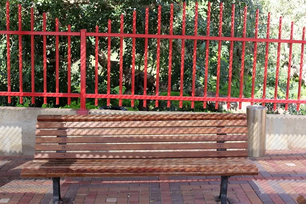 以色列一个开放的城市公园里的长凳 — 图库照片