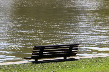 bir tezgah bir açık Şehir Parkı İsrail Akdeniz kıyısında duruyor 