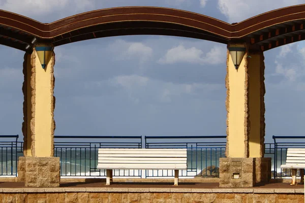 Een Bankje Staat Een Open Stadspark Aan Oever Van Middellandse — Stockfoto