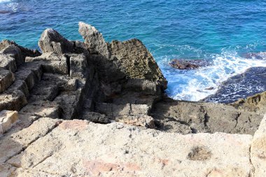 kayalar ve taşlar Kuzey İsrail'Akdeniz kıyısında 