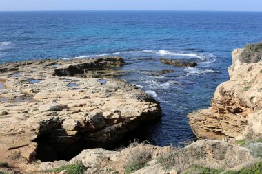 kayalar ve taşlar Kuzey İsrail'Akdeniz kıyısında 