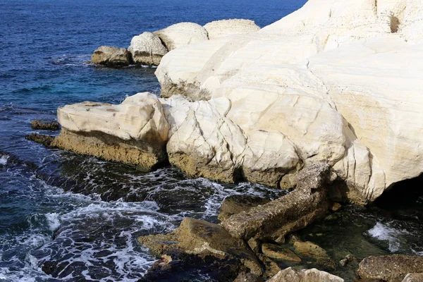 Kayalar Taşlar Kuzey Srail Akdeniz Kıyısında — Stok fotoğraf