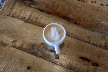 bir cam üzerinde tablo sıcak ve güçlü kahve 