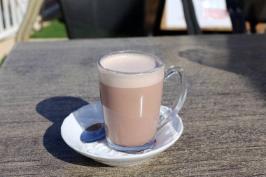 bir cam üzerinde tablo sıcak ve güçlü kahve 