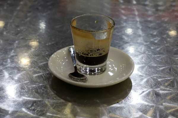 Einem Glas Auf Dem Tisch Heißen Und Starken Kaffee — Stockfoto