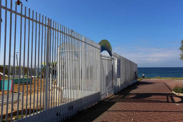 Bir çit bir yabancı topraklarda kenarlığını işaretlemek için kullanılan bir yapıdır. 