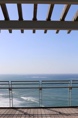 Bir çit bir yabancı topraklarda kenarlığını işaretlemek için kullanılan bir yapıdır. 