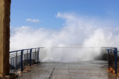 Bir çit bir yabancı topraklarda kenarlığını işaretlemek için kullanılan bir yapıdır. 