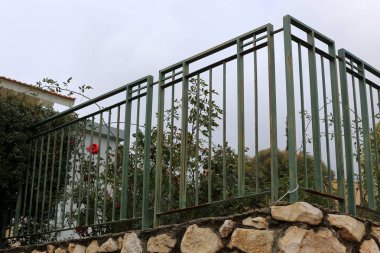 Bir çit bir yabancı topraklarda kenarlığını işaretlemek için kullanılan bir yapıdır. 