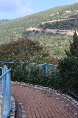 Bir çit bir yabancı topraklarda kenarlığını işaretlemek için kullanılan bir yapıdır. 