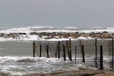 Bir çit bir yabancı topraklarda kenarlığını işaretlemek için kullanılan bir yapıdır. 