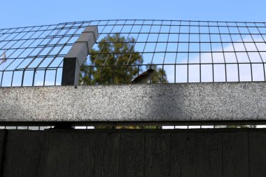 Bir çit bir yabancı topraklarda kenarlığını işaretlemek için kullanılan bir yapıdır. 