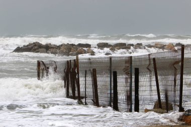 Bir çit bir yabancı topraklarda kenarlığını işaretlemek için kullanılan bir yapıdır. 