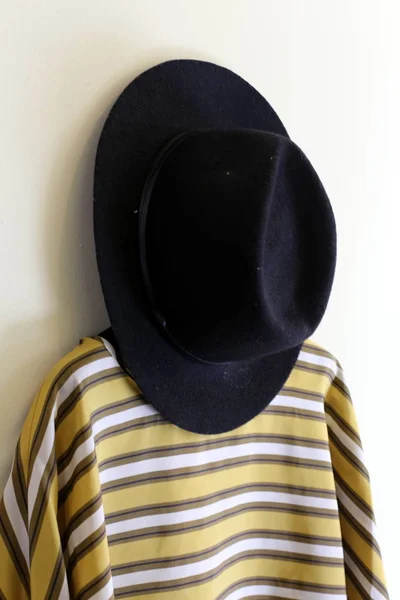 帽子はクラウンと通常つばのある帽子です — ストック写真