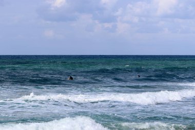Sörf - özel ışık kurullarında Akdeniz dalgaları sürme. 