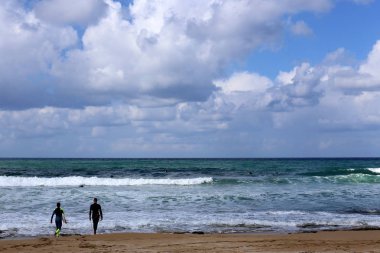 Sörf - özel ışık kurullarında Akdeniz dalgaları sürme. 