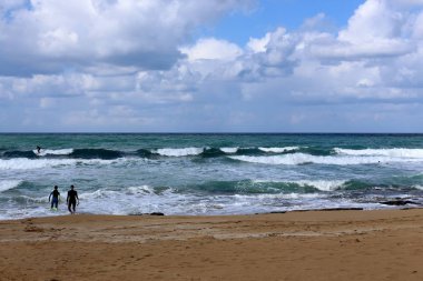 Sörf - özel ışık kurullarında Akdeniz dalgaları sürme. 