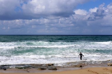 Sörf - özel ışık kurullarında Akdeniz dalgaları sürme. 