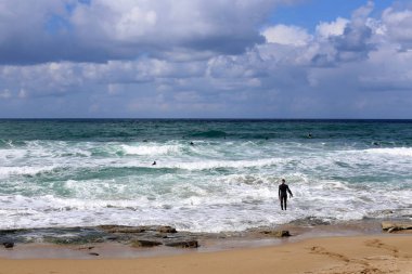 Sörf - özel ışık kurullarında Akdeniz dalgaları sürme. 