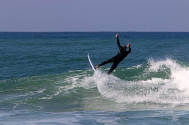 Sörf - özel ışık kurullarında Akdeniz dalgaları sürme. 
