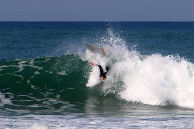 Sörf - özel ışık kurullarında Akdeniz dalgaları sürme. 