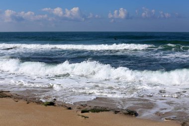 Sörf - özel ışık kurullarında Akdeniz dalgaları sürme. 