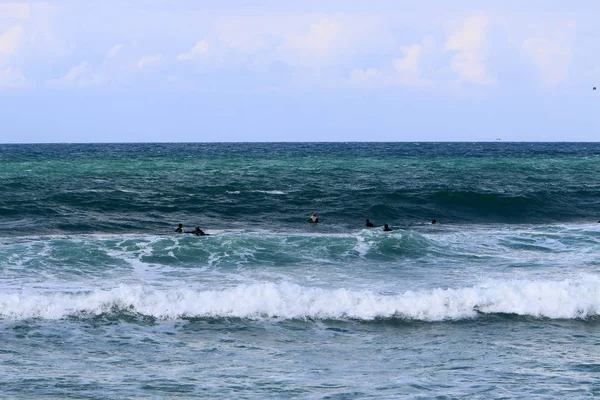 Surfing Jazda Fale Basenie Morza Śródziemnego Specjalnych Tablicach Światła — Zdjęcie stockowe