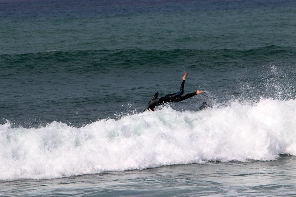 Surf Cavalcando Onde Nel Mediterraneo Speciali Lavagne Luminose — Foto Stock