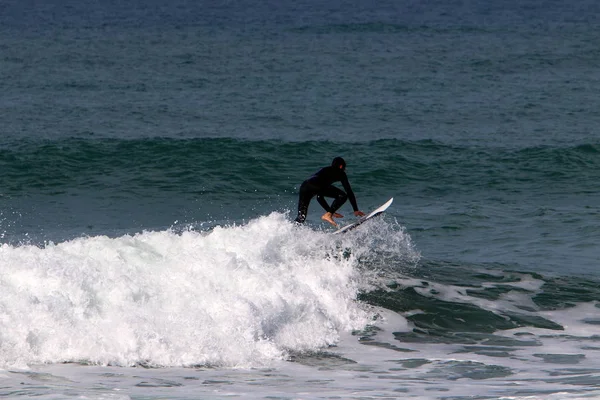 Sörf Özel Işık Kurullarında Akdeniz Dalgaları Sürme — Stok fotoğraf
