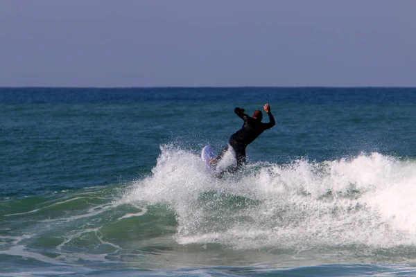 Surf Cavalgando Ondas Mediterrâneo Placas Luz Especiais — Fotografia de Stock