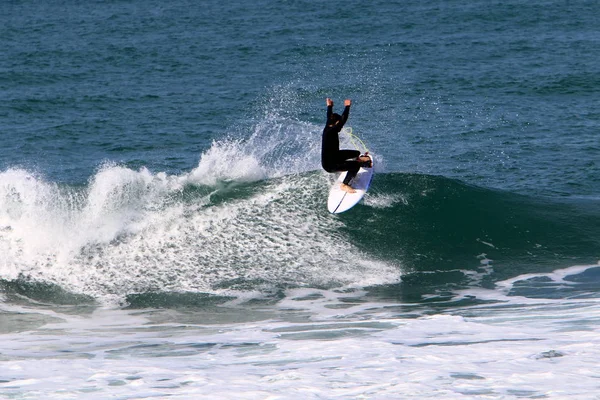 Surf Cavalgando Ondas Mediterrâneo Placas Luz Especiais — Fotografia de Stock